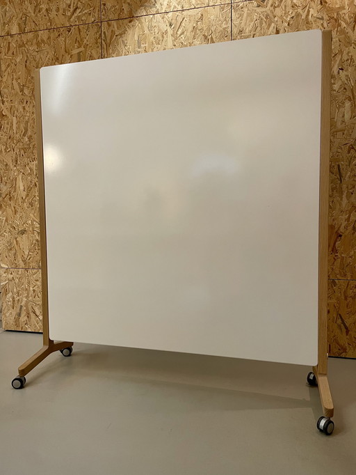 Acoustic partition wall / divider with whiteboard (Cascando Round 20)