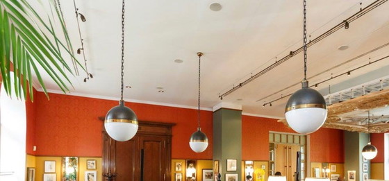 Image 1 of Grande lampada a sospensione Hicks in bronzo e vetro lattimo di Thomas O'Brien, USA