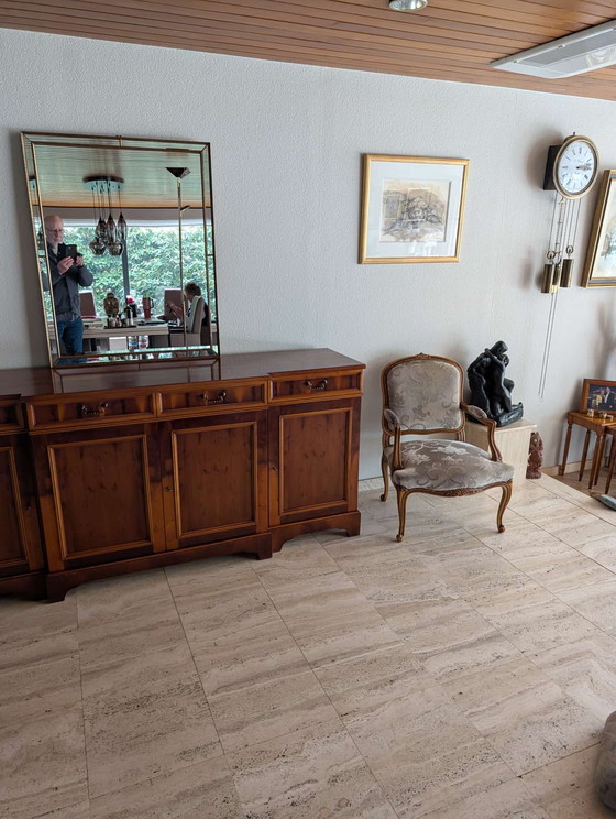 Image 1 of Credenza in legno massello di ciliegio con 4 cassetti e 4 ante