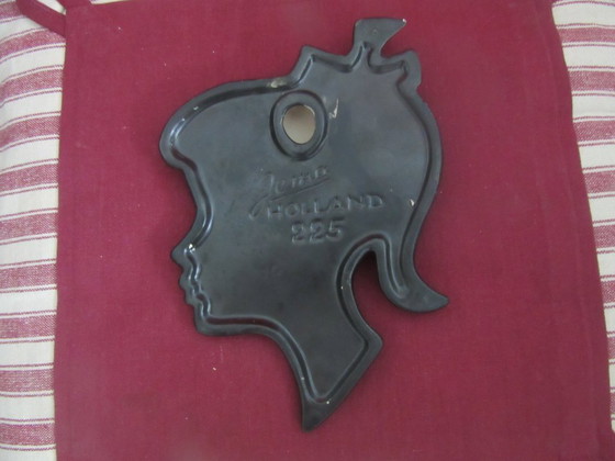 Image 1 of Jema Holland, keramische wandplaat, jong meisje, zilverfolie, model 225vintage