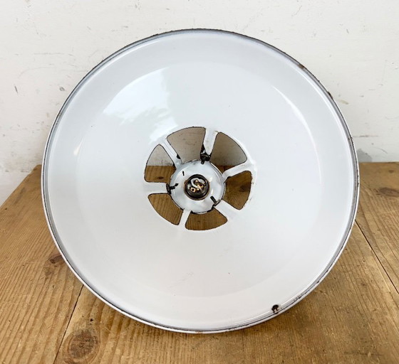 Image 1 of Industriële witte geëmailleerde fabriekshanglamp, jaren 60