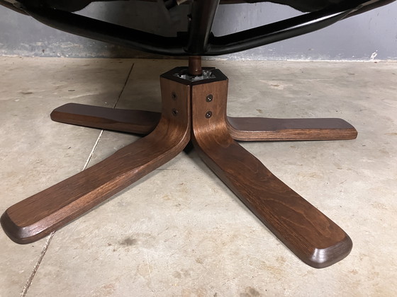 Image 1 of Fauteuil pivotant vintage en bois et cuir Hjort Knudsen