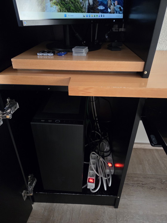 Image 1 of Scrivania per computer di design