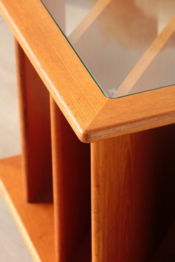 Image 1 of Vintage G Plan teakhouten bijzettafel met tijdschriftenrek en wielen (jaren 60)