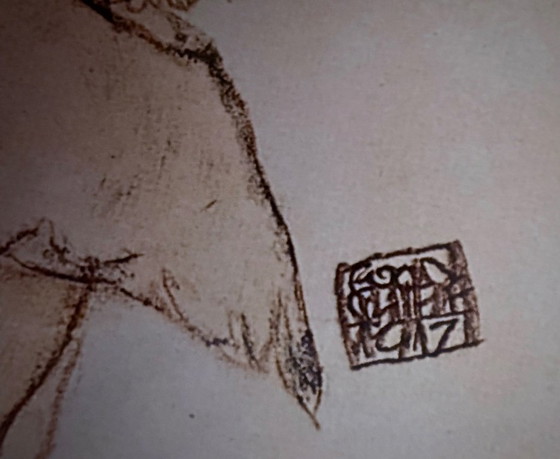 Image 1 of Mujer arrodillada y semidesnuda, inclinada hacia la izquierda