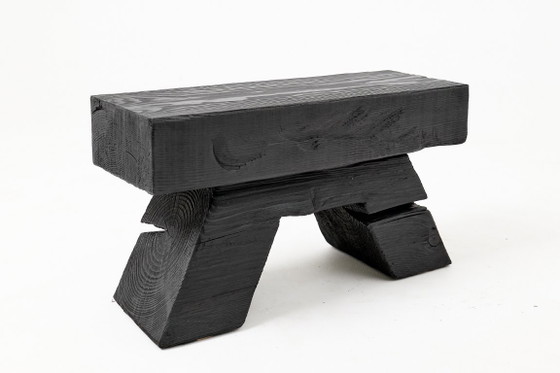 Image 1 of Rustieke, sculpturale kruk/bijzettafel, gebrand zwart eikenhout, gesneden, uniek, Logniture