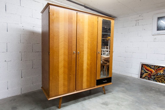 Image 1 of Französischer Kleiderschrank mit geschwungenen Beinen, 3 Türen, 1 Spiegel (27 x 130 cm) und 1 Schublade