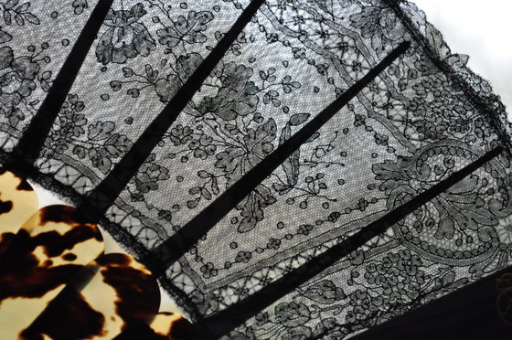 Image 1 of Fächer aus Spitze und Schuppen, monogrammiert, um 1800 (Ref. 3641)