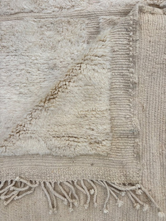 Image 1 of Extra groot Marokkaans Mrirt wollen tapijt 240x350 cm – Wit minimalistisch geometrisch ontwerp