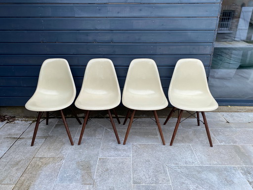 4 DSW Fiber Walnut Eames Herman Miller Vintage Stoelen