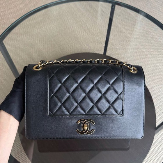 Image 1 of Borsa Chanel Seasonal Flap Mademoiselle - 28 cm in pelle di agnello trapuntata nera con finiture dorate, serie 23