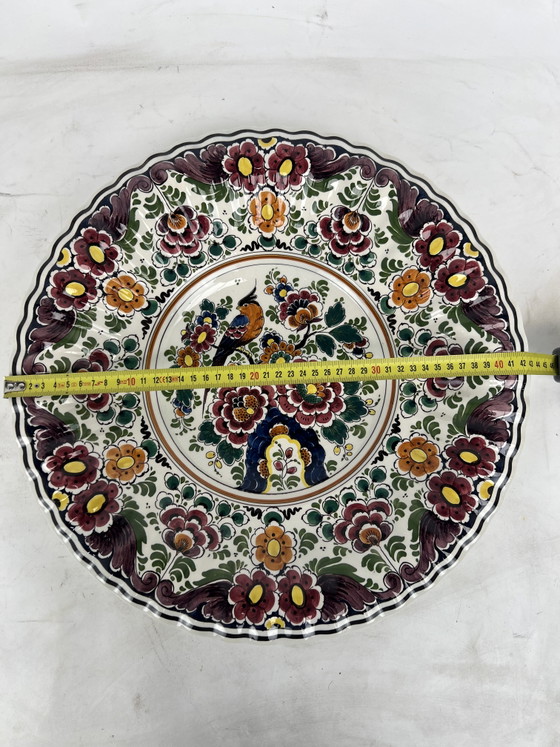 Image 1 of Antiker, polychromer, handbemalter Wandteller mit Blumen- und Vogelmotiv