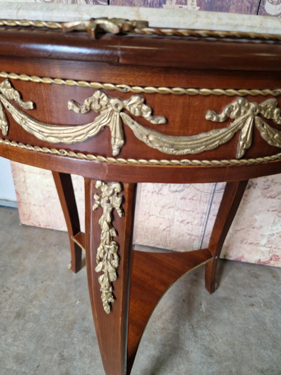 Image 1 of Klassischer dekorativer Beistelltisch, Pflanzentisch, Wandkonsole Marmorplatte und fehlende Verzierungen Abmessung 60x60cm und 8