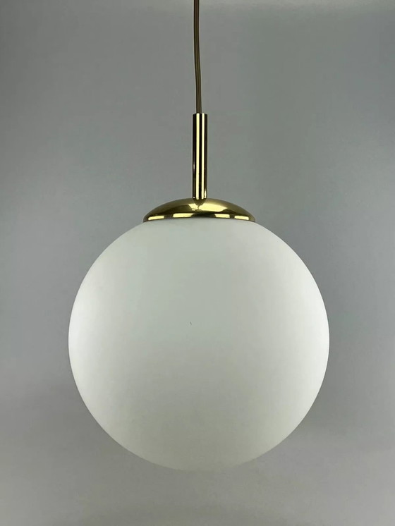 Image 1 of Lampada da soffitto anni '60 e '70, lampada a sfera, ottone opalino, vetro, design spaziale