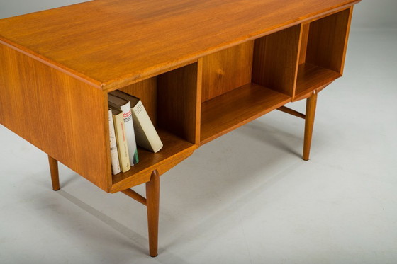 Image 1 of Mid-Century Modern Dänischer Teakholz-Schreibtisch, 1960er Jahre