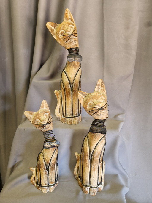 3 wooden cats