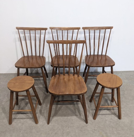 Vier vintage lattenstoelen met twee krukjes.