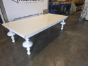 Grande table blanche avec pieds ornés (2.60m x 1.20m)