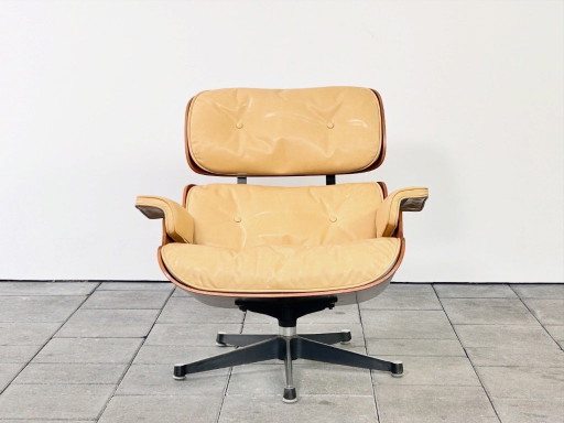 Eames Lounge chair 671 in zandkleurig anilineleer ontworpen door Charles en Ray Eames voor Herman Miller