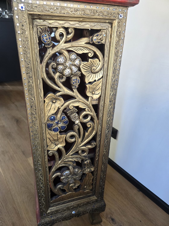 Image 1 of Exklusiver thailändischer Holzschnitzschrank mit Glasmosaik