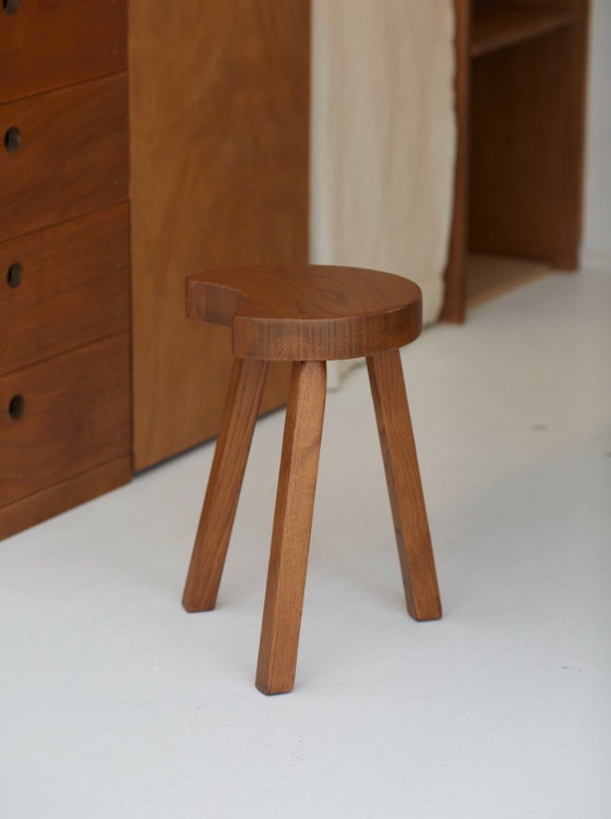 Image 1 of Vintage brutalistische driepootkruk van massief beukenhout, circa 1960.