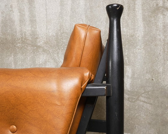 Image 1 of c. 1970 - Paar gelakte lounge stoelen van beukenhout en cognac leer - Frankrijk/Italië