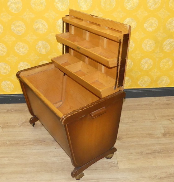 Image 1 of 50er Jahre Nähkasten Kefer Kleinmöbel München Aufbewahrung auf Rollen Nähkorb Nähwagen sixties mid century retro vintage