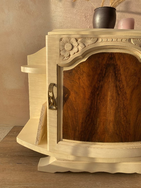 Image 1 of Mesita de noche Art Déco: profundo contraste entre la madera de nogal y la pintura color crema.