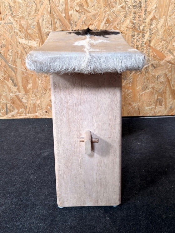 Image 1 of Taburete tapizado en piel de vaca.