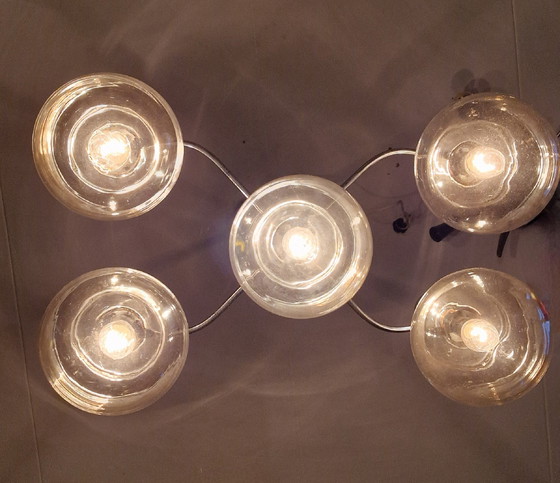 Image 1 of Lampe pendante atomique Mid Century Modern. 5 ampoules en verre ambré. Attribuée à Sciolari