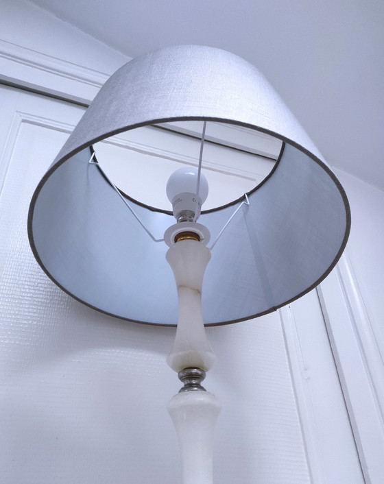 Image 1 of Alabaster-Stehleuchte und Metall-Radkappen 70er Jahre