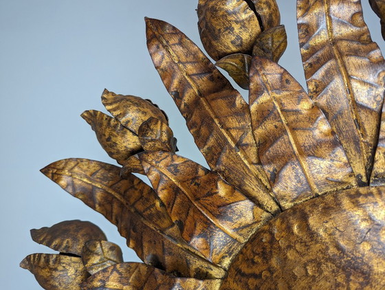 Image 1 of Grand plafonnier soleil en métal doré à motif floral, style années 1950