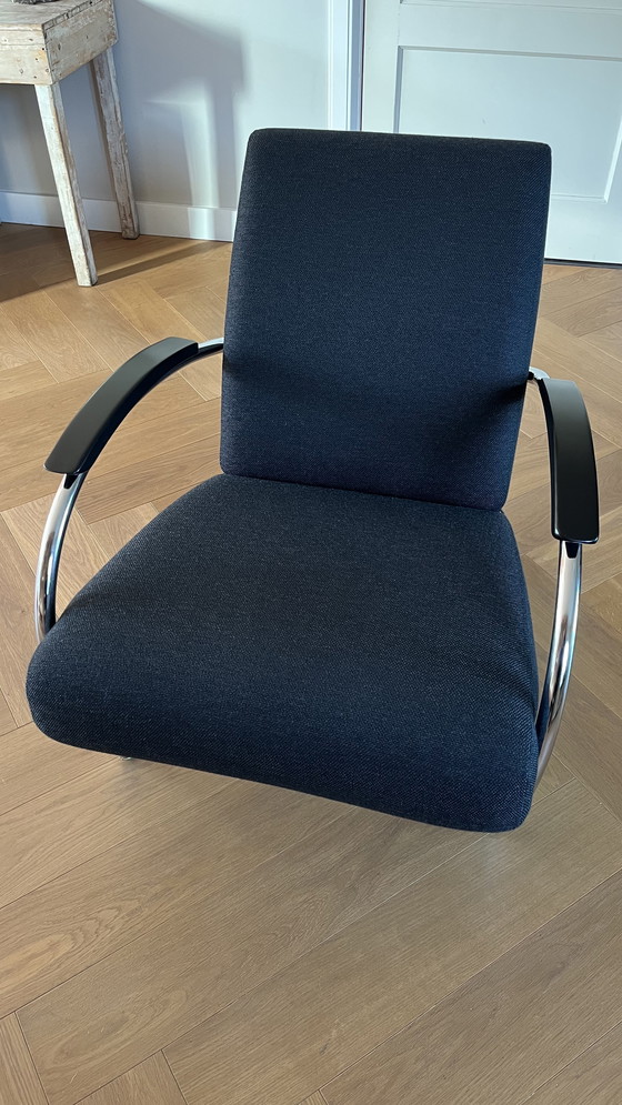 Image 1 of Twee Gelderland 5470 design fauteuils zwart gestoffeerd 