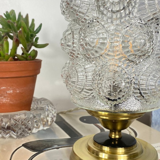 Antique globe table lamp in molded clear glass and brass base (photo 7 of 9)