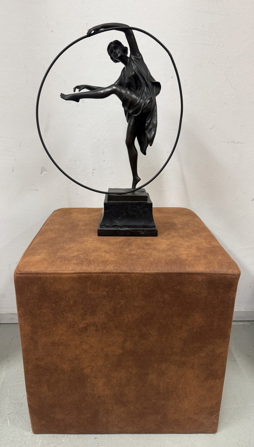 Bronzestatue des Tänzers Godard