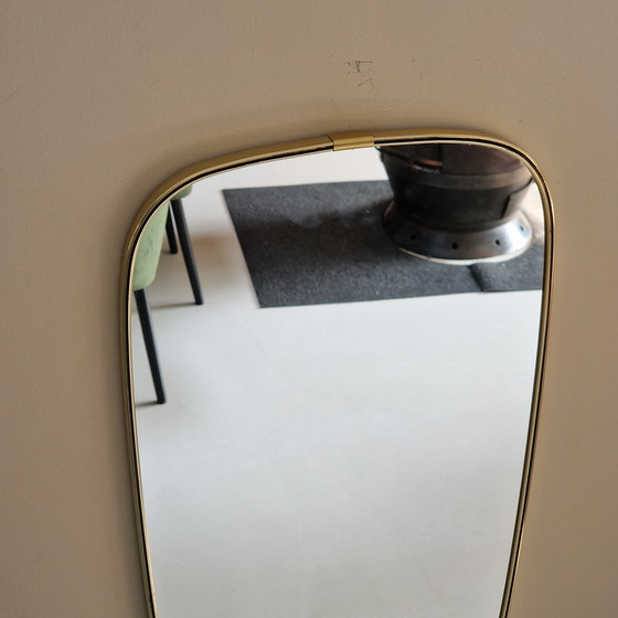 Image 1 of Miroir vintage des années 1950/60, miroir allongé avec cadre en laiton, miroir mural rétro, cadre doré
