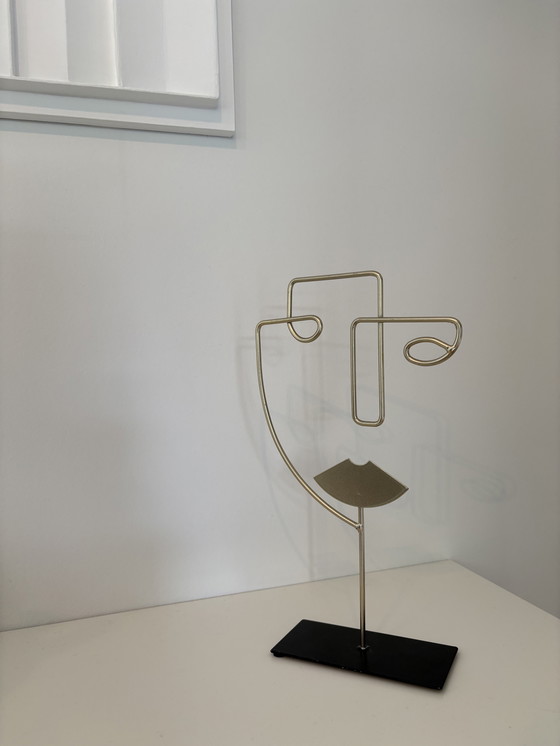 Image 1 of Scultura moderna in filo metallico raffigurante un volto stilizzato, di colore oro