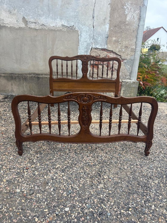Image 1 of Struttura letto vintage in legno intagliato, con testiera e pediera ornamentali, prima metà del XX secolo.
