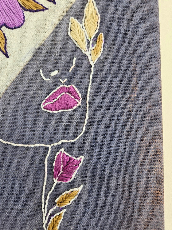 Image 1 of Ricamo fatto a mano su tela – Linea floreale viola su tela di lino – 45 x 35 cm