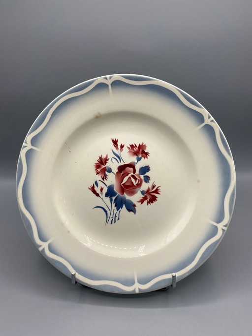 Piatto piano in maiolica Moulin des Loups, design Mia Rosa, rosa e garofani – decoratieve objecten