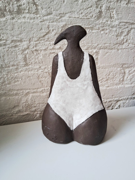 Image 1 of Mooi keramiek beeld van een zwangere vrouw. Kleur is bruin,creme. Kunstenaar is niet bekend,signatuur aanwezig