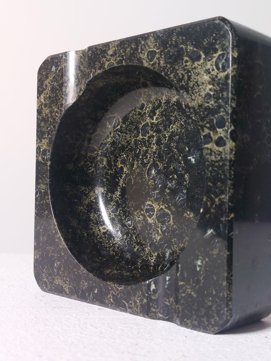 Image 1 of Elegante posacenere in marmo vintage nero fatto a mano