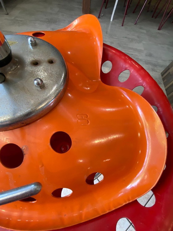Image 1 of Taburete de tractor naranja auténtico, estilo cortacésped, giratorio y ajustable, de Etienne Fermigier Mirima, 1970.