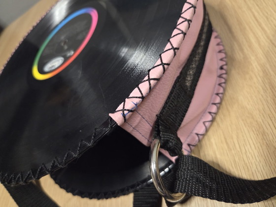 Borsa a spalla unica in vinile LP con pelle rosa – Borse a spalla, Nylon (photo 4 of 5)