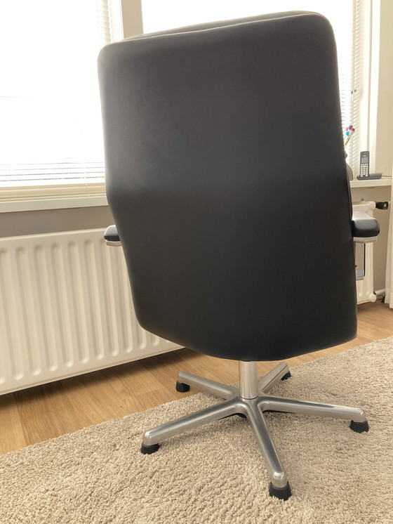 Image 1 of Artifort F154 Zwartlederen Draaifauteuil