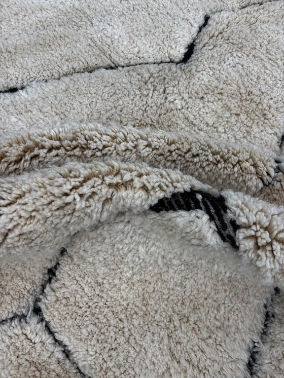 Image 1 of Tapis berbère marocain de luxe en laine 200x300 cm – Tapis berbère blanc et noir