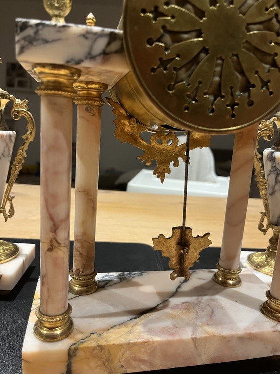 French Pendulum Clock Set of Pink Onyx and Gilded Bronze – 3-Piece – France, ca. 1900 – Marble (photo 10 of 13)