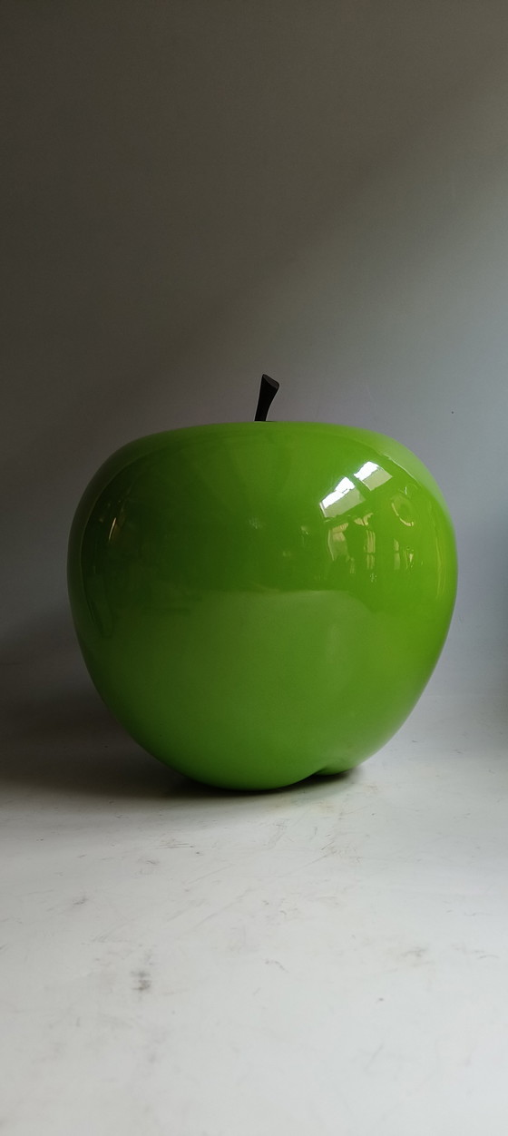 Image 1 of Dekorativer großer Apfel, eine Ode an Magritte