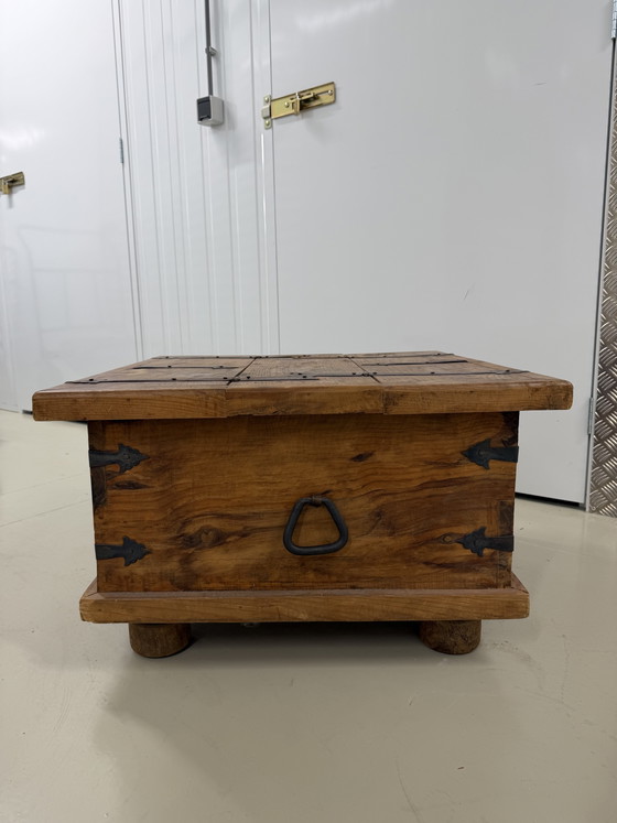 Image 1 of Mexican pine coffee table / storage chest