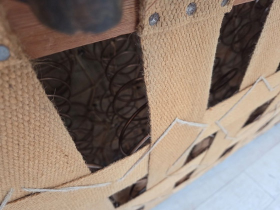 Image 1 of Dänisches 3-Sitzer-Sofa aus den 1950er Jahren, roter und hellgrauer Möbelwollbezug, geschnitztes Eichenholz.